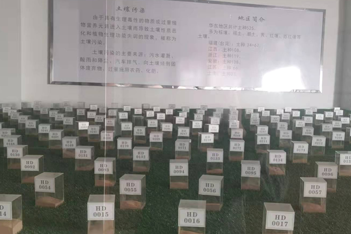 來自礦產(chǎn)開發(fā)、洗選加工過程中產(chǎn)生的大量粘土、泥土礦沙由于持水性高、粘度大、易抱團(tuán)結(jié)塊給后續(xù)物料磨粉、焙燒等工序造成不良影響，烘干機(jī)廠家鄭州東鼎干燥針對(duì)此類物料干燥及應(yīng)用特
