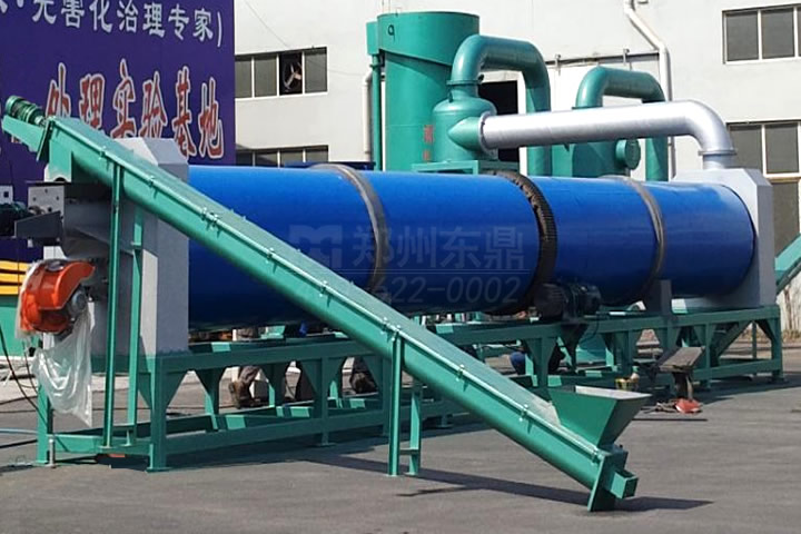 雞糞烘干機(jī)是一種專門用于處理禽畜糞便（如雞糞、牛糞、豬糞等）的干燥設(shè)備，通過脫水、高溫?zé)犸L(fēng)烘干、消毒滅菌、除臭等工序，將高含水量的糞便轉(zhuǎn)化為低含水量的有機(jī)肥料或飼料，實(shí)現(xiàn)了畜禽糞便的快速高效利用。