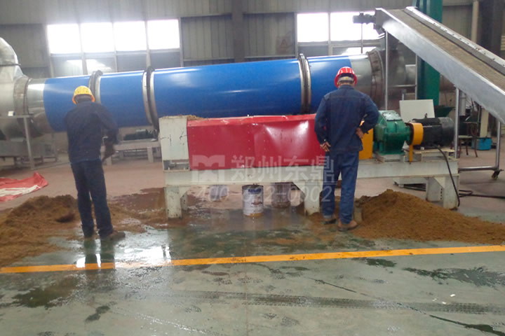 螺旋擠壓式酒糟脫水機(jī)可以調(diào)整壓力和轉(zhuǎn)速，控制酒糟物料脫水效果。